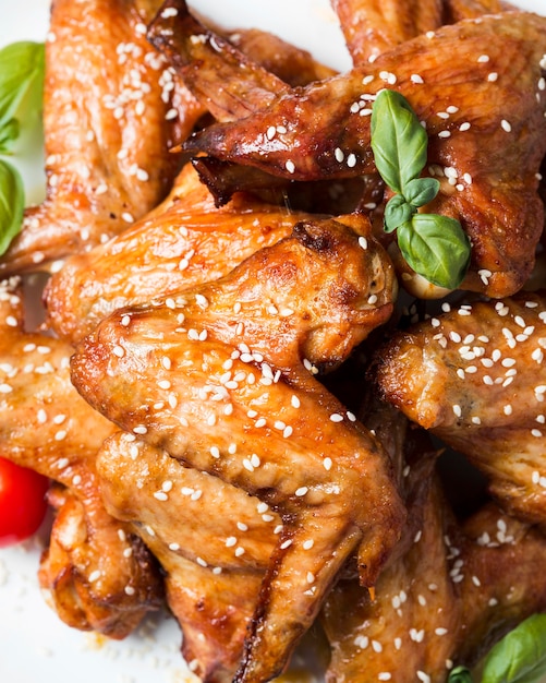 Vue de dessus des ailes de poulet sur une assiette avec des graines de sésame