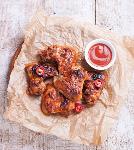 Vue de dessus des ailes de poulet barbecue