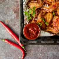 Photo gratuite vue de dessus des ailes de poulet chaudes dans la plaque de cuisson