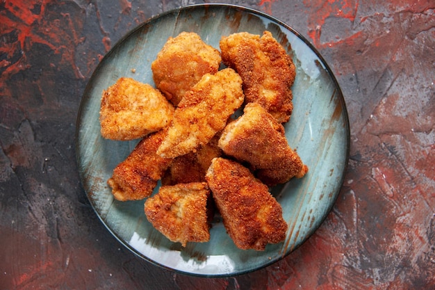 Vue de dessus des ailes de poulet savoureuses à l'intérieur de la plaque sur une surface sombre dîner burger nourriture frites viande déjeuner sandwich repas