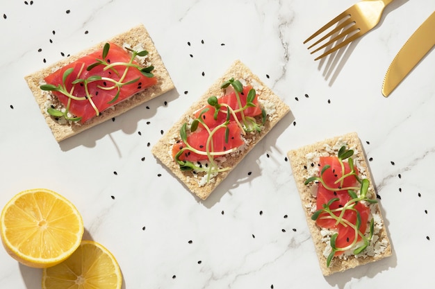 Photo gratuite vue de dessus des aliments diététiques céto et des tranches de citron