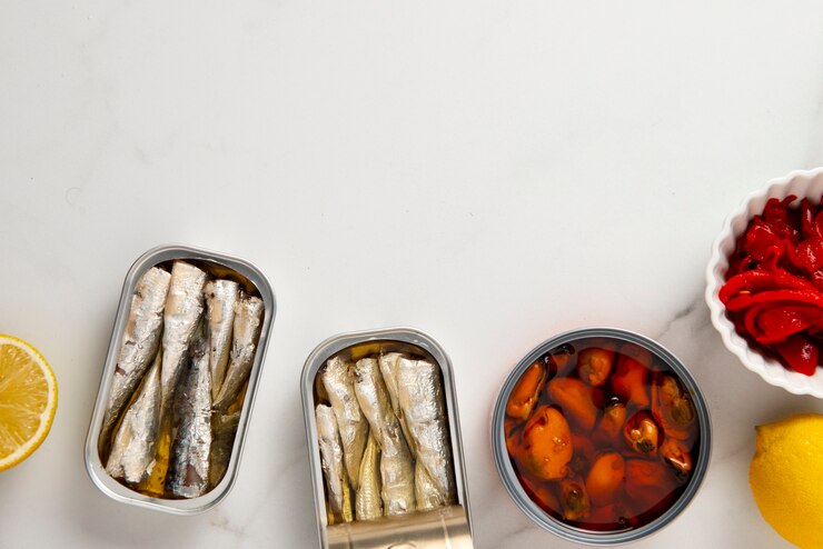 Photo gratuit vue de dessus des aliments emballés en canettes