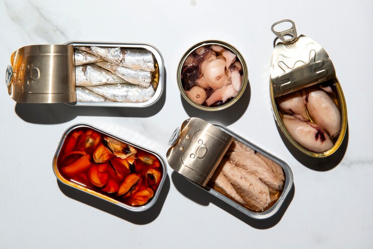 Un assortiment de sardines, maquereaux, foies de morue, seiches et moules en conserves (freepik.com)