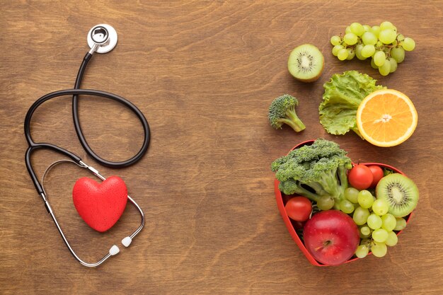 Vue de dessus des aliments sains pour la journée mondiale du cœur