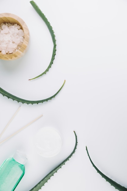 Vue de dessus aloe vera avec des outils de beauté et des produits cosmétiques