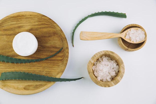 Vue de dessus aloe vera avec des outils de beauté et des produits cosmétiques