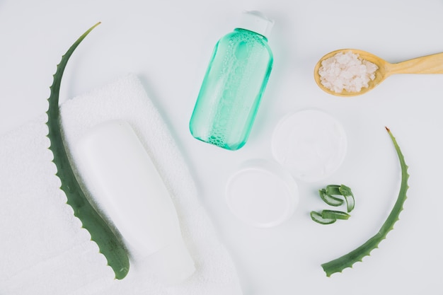 Vue de dessus aloe vera avec des outils de beauté et des produits cosmétiques