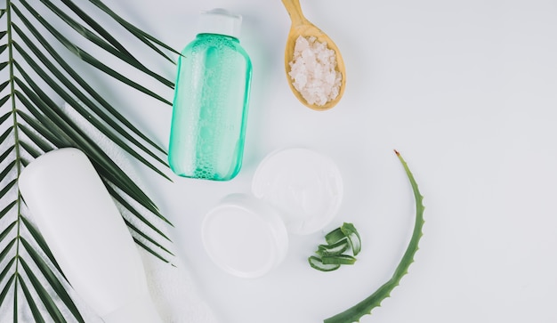 Vue de dessus aloe vera avec des outils de beauté et des produits cosmétiques