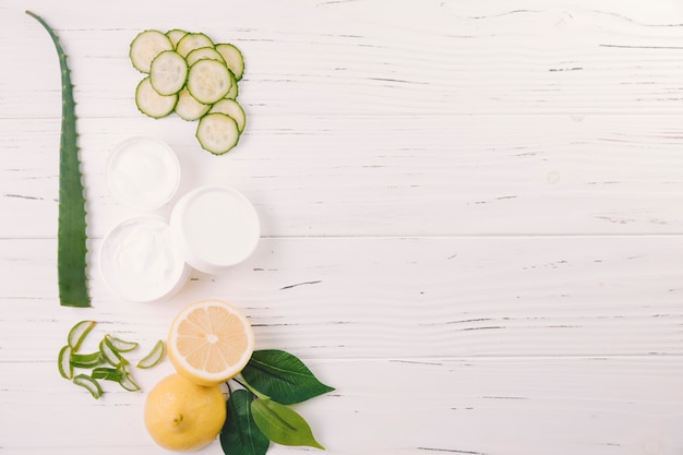 Vue de dessus aloe vera avec des outils de beauté et des produits cosmétiques