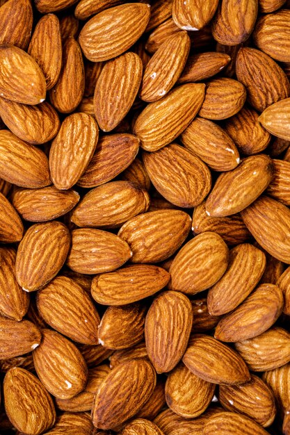 Une vue de dessus amandes brunes