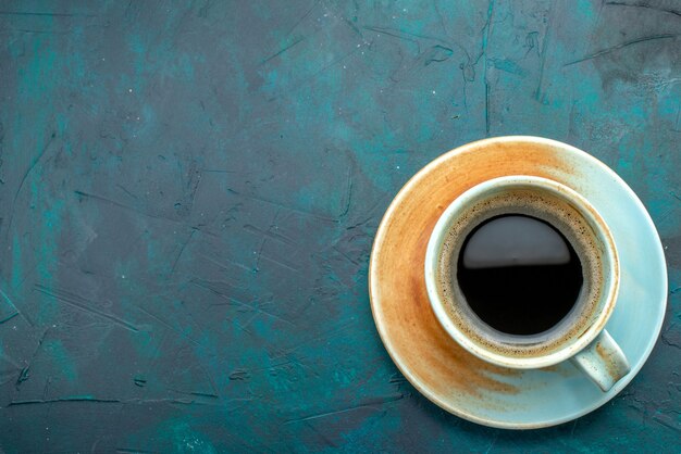 Vue de dessus de l'americano avec effet d'ombre sur soucoupe et tasse blanche