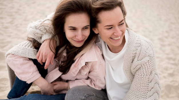 Photo gratuite vue de dessus des amies sur la plage