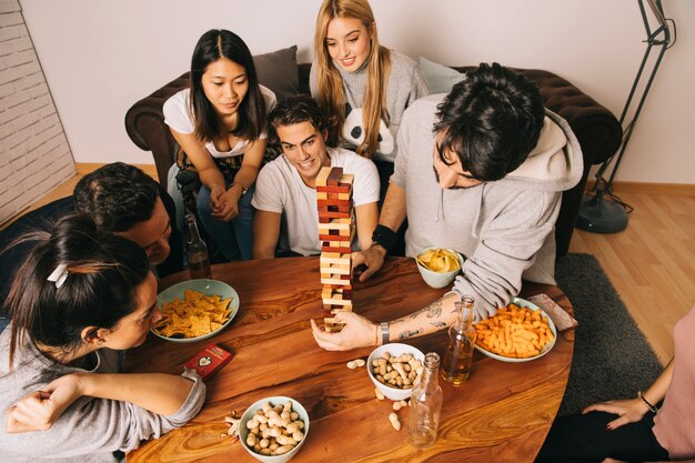 Vue de dessus des amis jouant au jeu de table