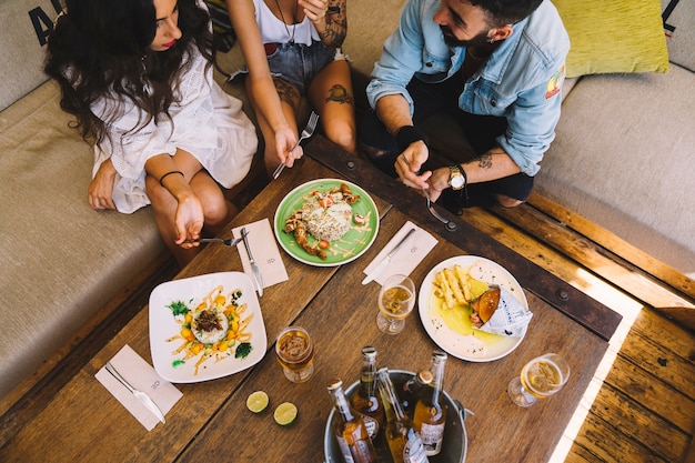 Vue de dessus des amis en train de manger