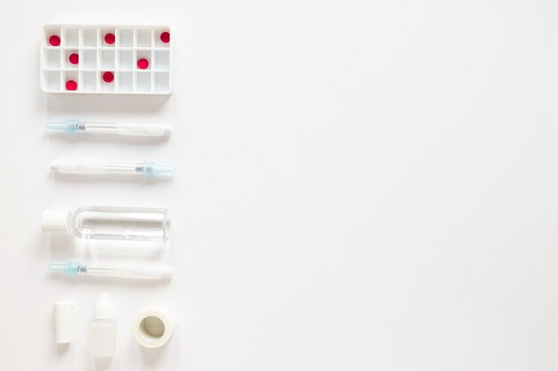 Vue de dessus des analgésiques avec des antibiotiques sur la table