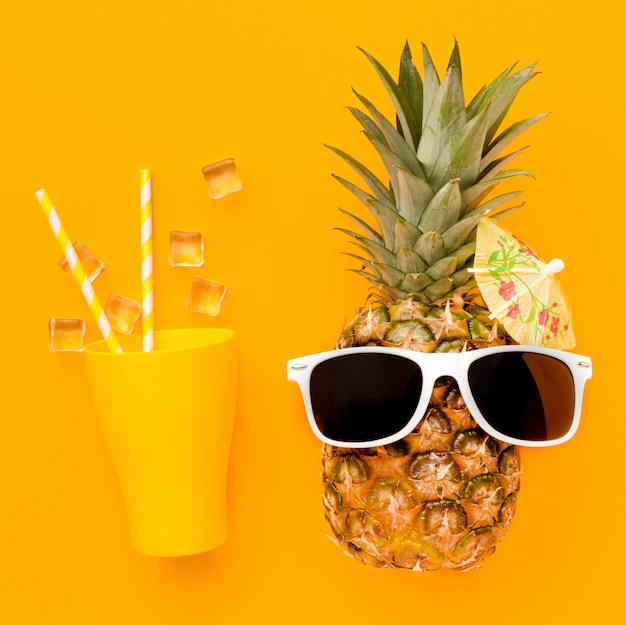 Vue de dessus ananas avec cocktail d'été