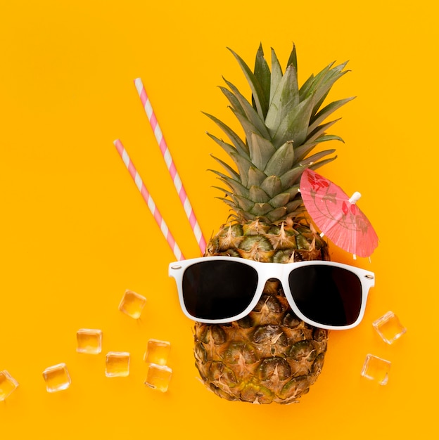 Vue de dessus ananas drôle avec lunettes de soleil