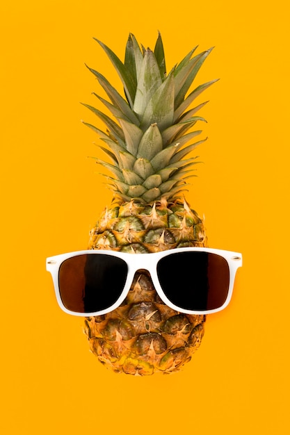 Vue de dessus ananas exotique avec lunettes de soleil