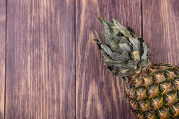 Vue de dessus de l'ananas sur la surface en bois