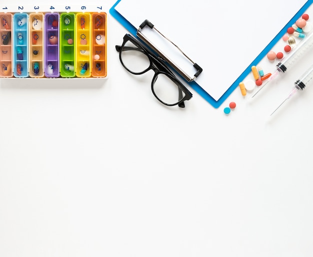 Photo gratuite vue de dessus antibiotique avec lunettes sur la table