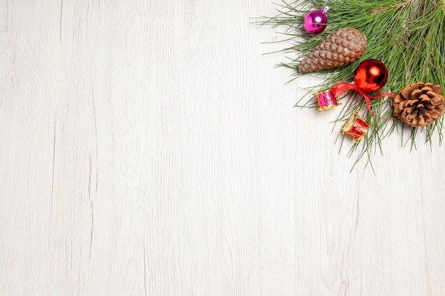 Vue de dessus de l'arbre de noël avec des jouets sur un espace blanc