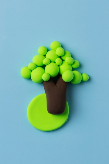 Vue de dessus arbre de pâte à modeler avec fond bleu