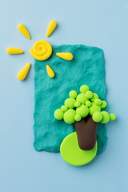 Vue de dessus arbre de pâte à modeler et soleil