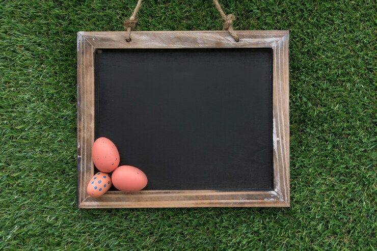 Photo gratuit vue de dessus de l&#39;ardoise avec des oeufs de pâques