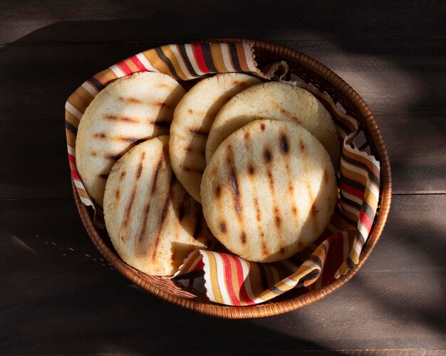 Vue de dessus arepas grillées dans le panier