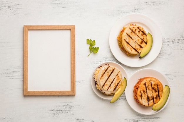 Photo gratuite vue de dessus arepas sur plaque avec cadre