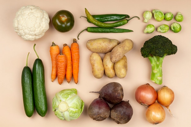 Photo gratuite vue de dessus arrangement d'aliments sains