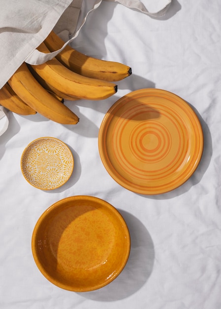 Photo gratuite vue de dessus arrangement de bananes avec assiettes