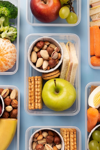 Vue de dessus de l'arrangement des boîtes à lunch alimentaires