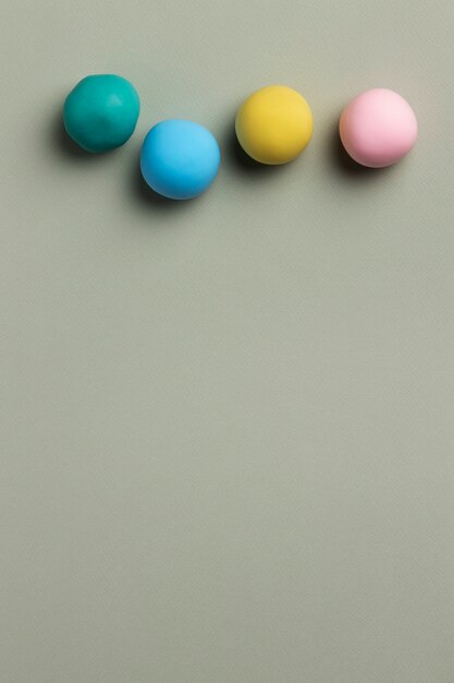 Vue de dessus arrangement de boules de pâte à modeler colorées