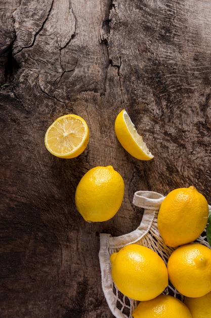 Photo gratuite vue de dessus d'arrangement de citrons frais