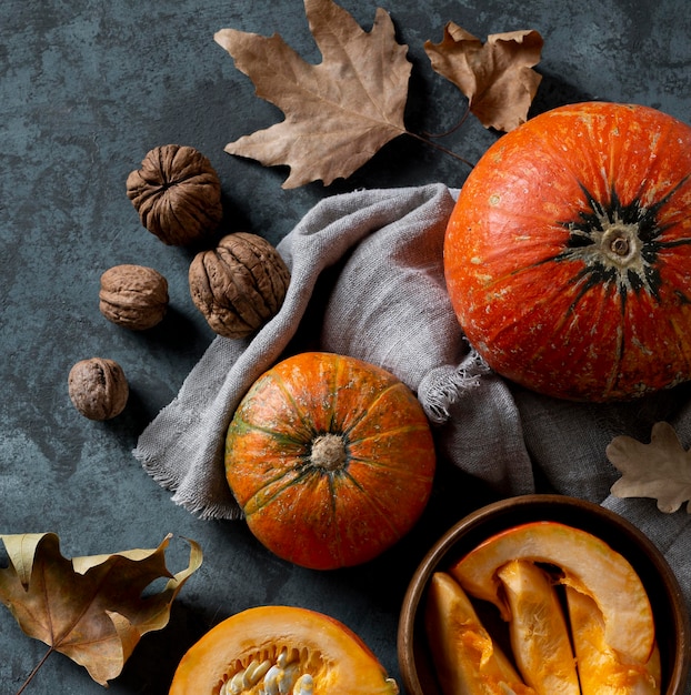 Vue de dessus arrangement de citrouilles et de noix