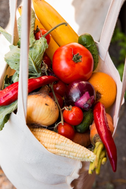 Vue de dessus arrangement coloré de légumes dans un sac