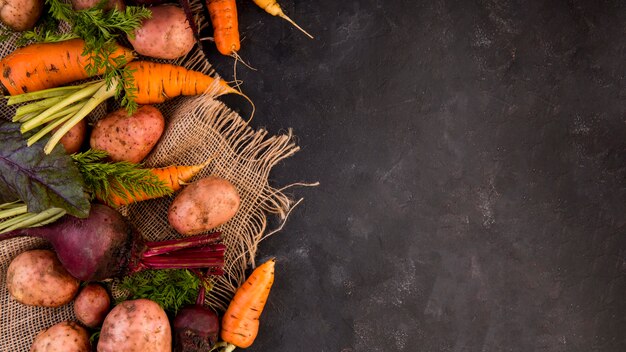 Vue de dessus arrangement coloré de légumes avec espace copie