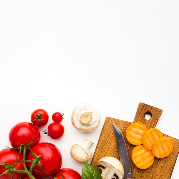 Photo gratuite vue de dessus arrangement coloré de légumes avec espace copie