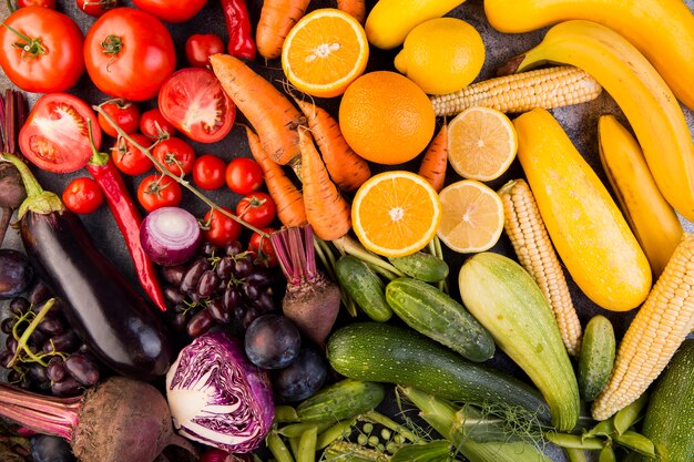 Vue de dessus arrangement coloré de légumes