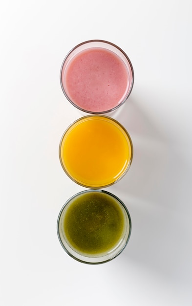 Photo gratuite vue de dessus arrangement coloré de smoothies frais