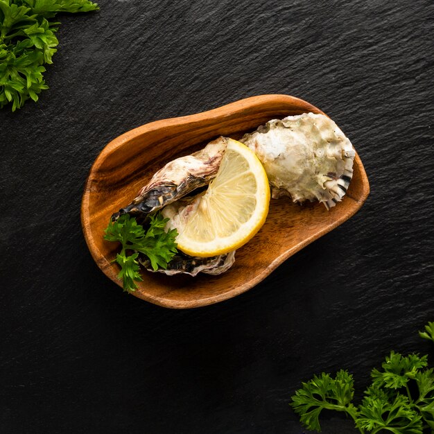 Vue de dessus arrangement de coquilles dans un bol en bois