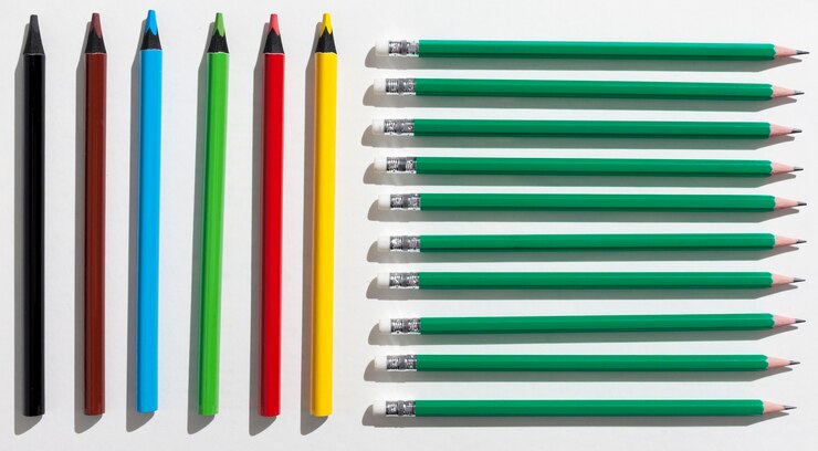 Photo gratuit vue de dessus arrangement de crayons différents