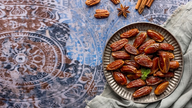 Photo gratuite vue de dessus arrangement de dates au pakistan