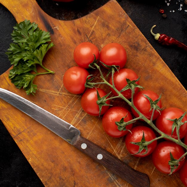 Vue de dessus arrangement de délicieuses tomates fraîches