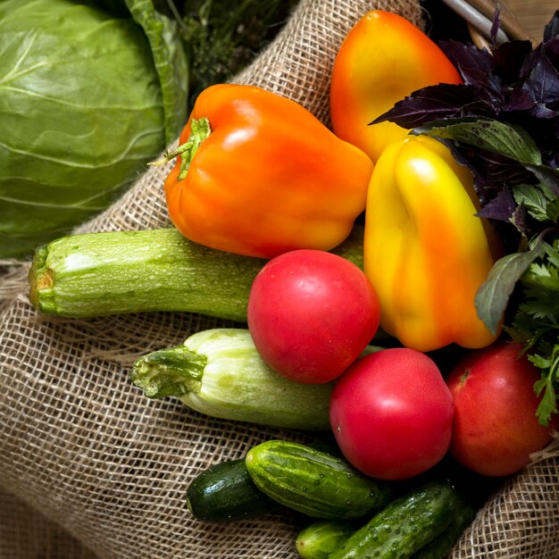 Vue de dessus arrangement de délicieux légumes frais