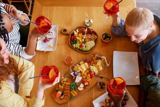 Vue de dessus arrangement de délicieux plats et cocktails