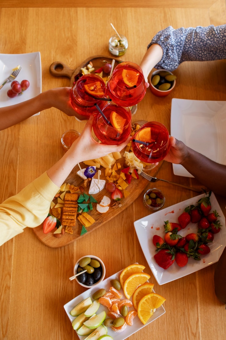 Photo gratuit vue de dessus arrangement de délicieux plats et cocktails