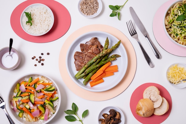 Vue de dessus d'arrangement de délicieux repas