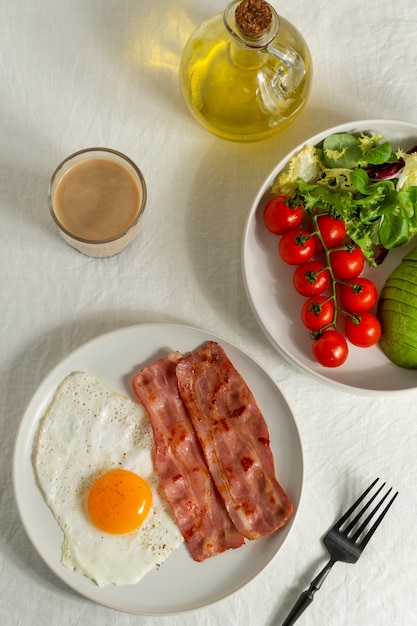 Vue de dessus de l'arrangement de délicieux repas